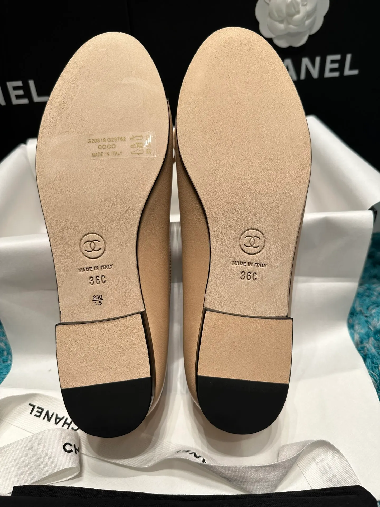 👟👟Ex-factory price 440👟👟 Women's shoes, women's clothing, Chanel shoes that have been upgraded ~ 2021ss top version, HK overseas purchasing, original cut at 1:1, Chanel Chanel eternal classic bow, round toe ballet shoes, not many good quality, truly no pressure to go in and out of the counter. Regardless of the last shape, leather material selection, and manufacturing process, they are all genuine craftsmanship and very exquisite. ◾️Fabric: Mixed sheepskin imported from Italy ◾️Lining: Imported sheepskin (sweat-absorbent and soft) ◾️Sole: Italian special A-grade genuine leather sole (not ordinary thin sole in the market) ◾️Size: 35-39 [34 40 41 42 43 customization is not returnable]